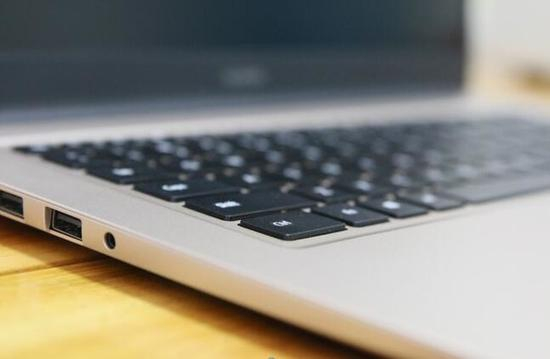 C面的亮点之一就是触摸板和电源键的边缘，采用了高颜值的CNC钻石切割工艺