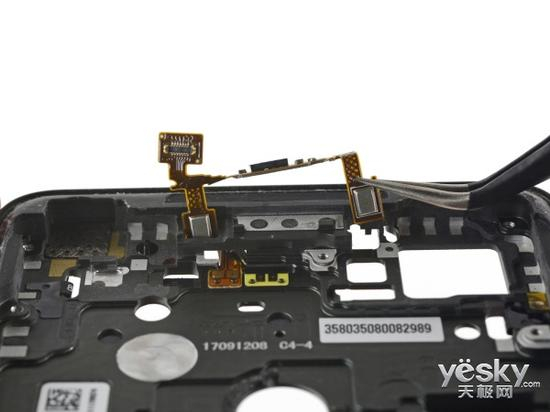 机身顶端剩下的组件都需要加热来分离：手机听筒和NFC天线。