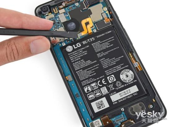 但是今年LG并没有加入类似的设计，所以取下电池的过程就需要撬片…慢慢来吧！