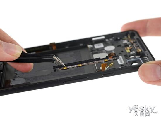 然后是手机底部的扬声器组件。