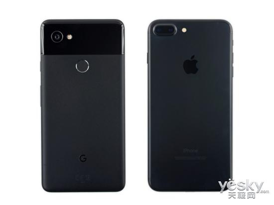 Pixel 2 XL与Pixel 2的明显区别在于机身尺寸，当然通过Pixel 2 XL用户可以获得更好的屏幕。