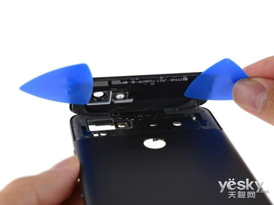 拆解背部玻璃材质区域只能从手机的外部入手，其下方有天线以及连接线缆。