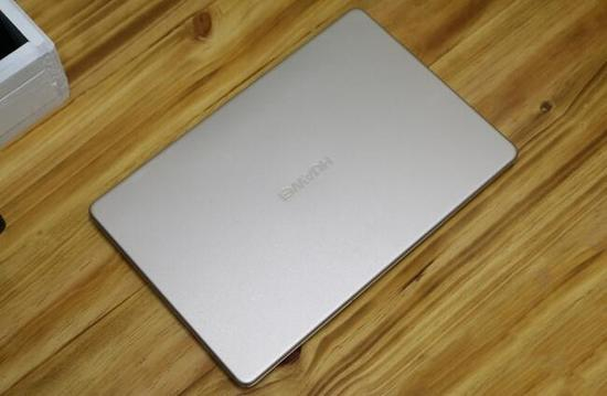 A面采用金属外壳、磨砂质感，手感细腻