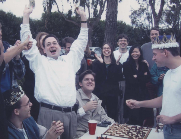 蒂尔（图右）和萨克斯（白衬衫举手者）在PayPal公司聚会上