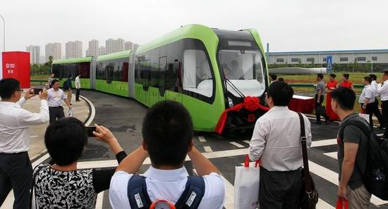 全球首列虚拟轨道电车在湖南株洲试运行。视觉中国 图