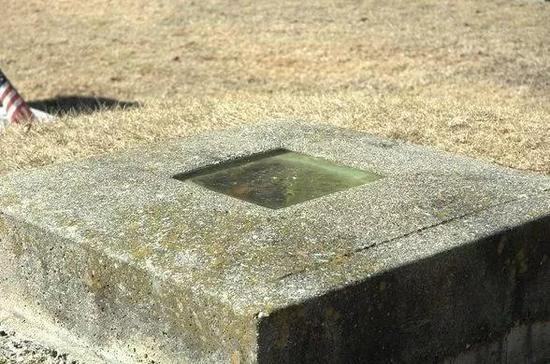 Timothy Clark Smith的坟墓上方开了一个窗户&nbsp;来源：J.W。 OCKER， ODDTHINGSIVESEEN.COM