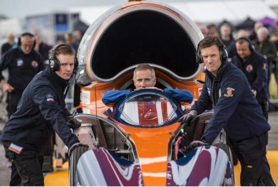 驾驶员Andy Green在车舱内。