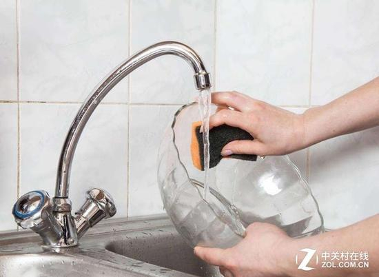 其实我们手洗时候使用的百洁布可能是最大污染源