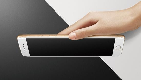 OPPO&nbsp;R9s侧边采用凝光腰线设计