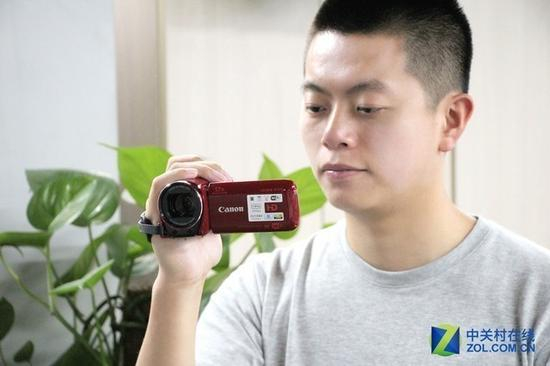 家用DV的握持姿势，一体化机身镜头设计，加上机身防抖，是家用用户最需要的