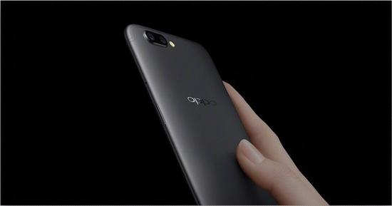 OPPO&nbsp;R11机身背部采用微弧面设计