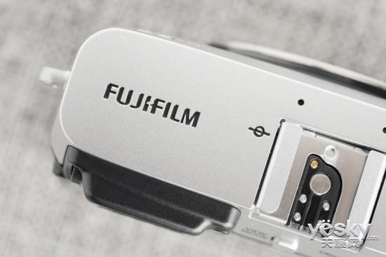 机身采用镁合金材质，金属质感很好。