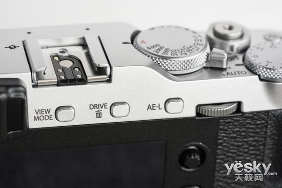 除了触摸，背面还有八维对焦摇杆，对焦操作还是很方便的。按键布局也都分布在右侧，方便单手操作。