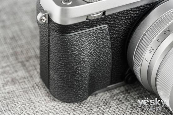 握柄部分并没有做得很突出，所以手感比较一般。好在机身比较轻，长时间握持也不会感到吃力。