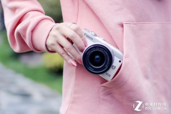 佳能M100是对于女性用户来说颜值最高的一款相机