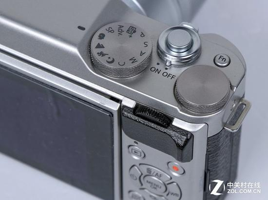 六款产品里，只有富士X-A10具有双拨轮