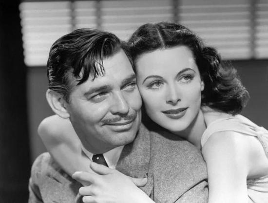 克拉克·盖博（Clark Gable）和海蒂的合影。图源：Pinterest