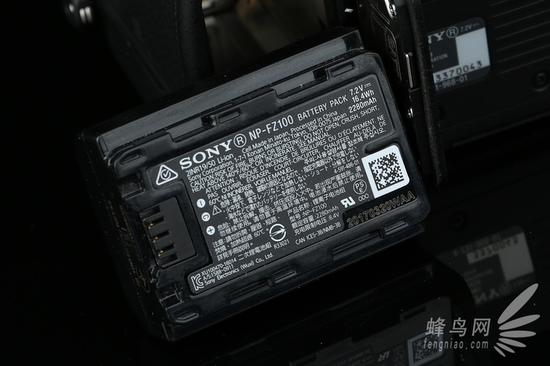 索尼微单™A7RM3此次采用了和索尼微单™A9一样的NP-FZ100型电池，电池续航能力得到了大大的增强