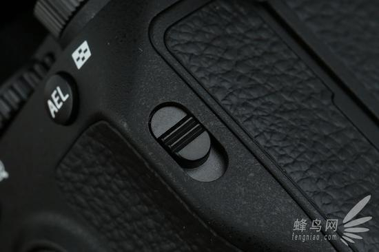 索尼微单™A7RM3的存储卡开关拨杆