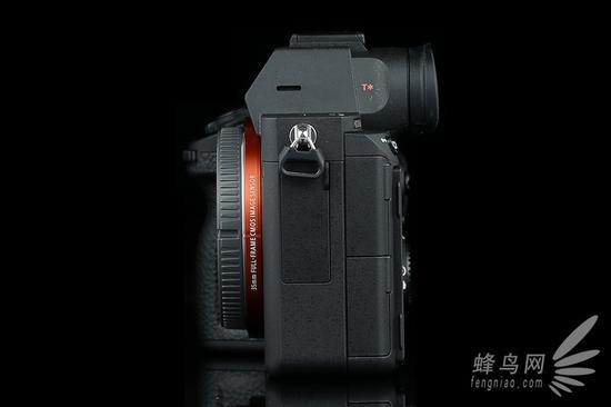 索尼微单™A7RM3机身侧面