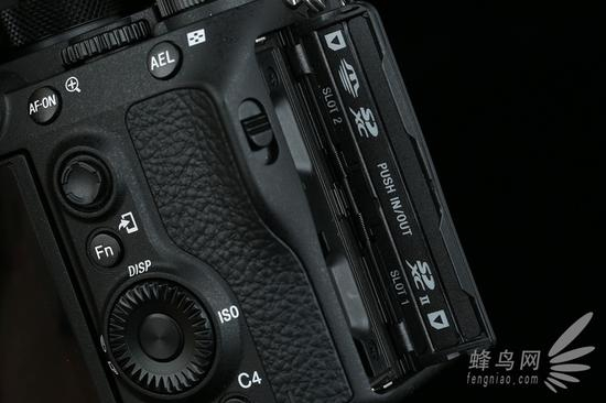 索尼微单™A7RM3采用了双卡槽设计
