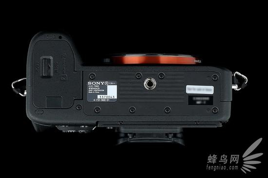 索尼微单™A7RM3机身底部