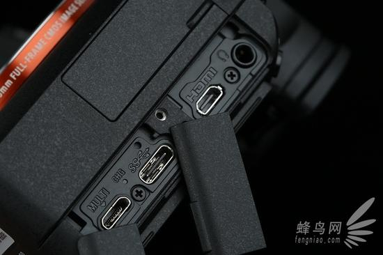索尼微单™A7RM3侧面的数据接口，值得注意的是，其多了一个Type-C接口
