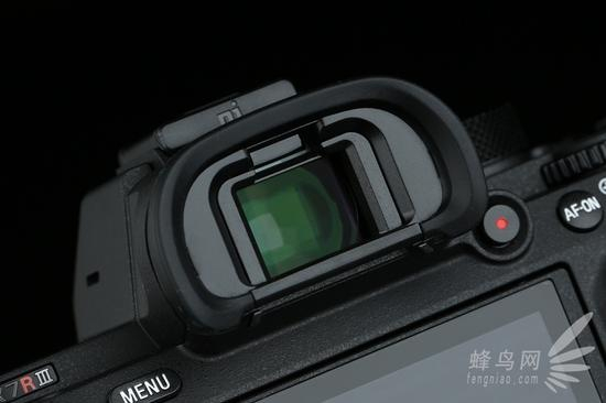 索尼微单™A7RM3采用了369万像素的电子取景器