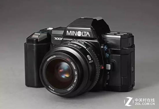 自动对焦相机最早是佳能提出，然后由美能达发扬光大