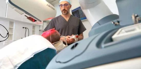 FUE植发诊所Farjo Hair Institut研发的可进行头发提取的机器人ARTAS。图源：Farjo Hair Institut