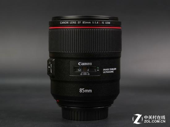 佳能EF&nbsp;85mm&nbsp;f/1.4L&nbsp;IS&nbsp;USM镜头，外观更具备新一代佳能EF镜头的风格