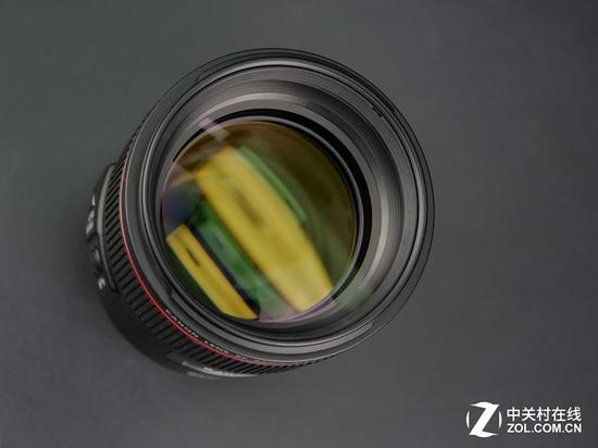镜头镀膜主要呈现为金黄色和藕荷色