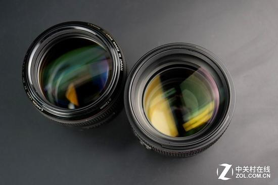对比85/1.2L，可以看到两款镜头镀膜的区别