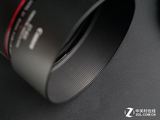 遮光罩内侧防眩光设计，放弃了早年的植绒模式