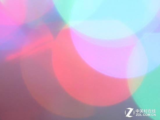 镜头焦外光斑间过渡很柔和