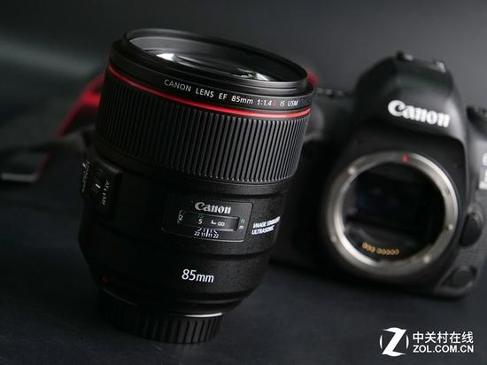 不考虑f/1.2的光圈值，新85/1.4L无疑是佳能85mm镜头中王者