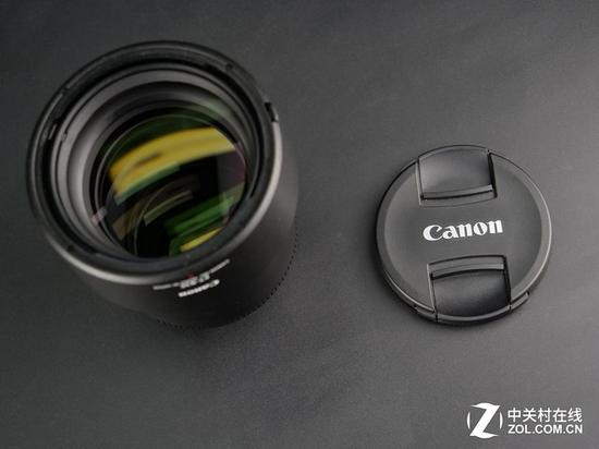 新镜头的镜头盖也更便于使用
