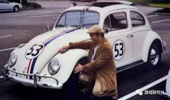 爱德华·史密斯现在的老婆是一辆白色大众甲壳虫，并且他和多种载具都有过不同程度的性生活。他曾说：“我最强烈的性经验是在20世纪80年代看直升机电视节目时打飞机”。