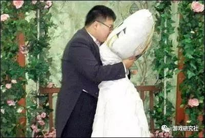 韩裔日本青年李真奎正在与《魔法少女奈叶》中的角色菲特·泰斯特罗莎举行婚礼