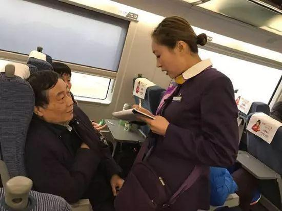 图：网友偶遇坐在二等座宗庆后