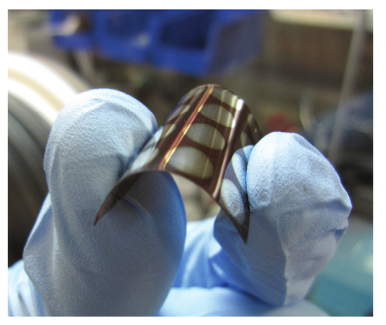 加拿大Kelly等人制备的柔性钙钛矿太阳能电池器件实物图片