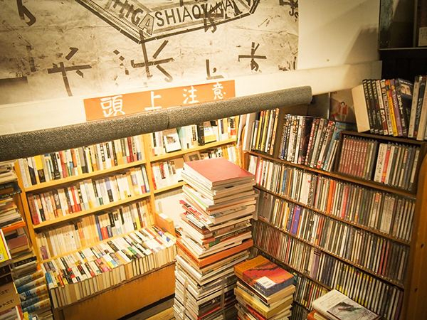 某二手书店内景