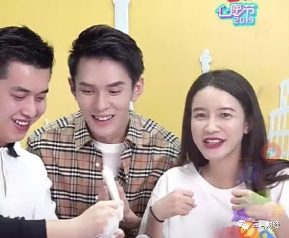 在今年3月份的一场直播中，李佳琦仅用10秒就卖出张大奕旗下的洗面奶产品