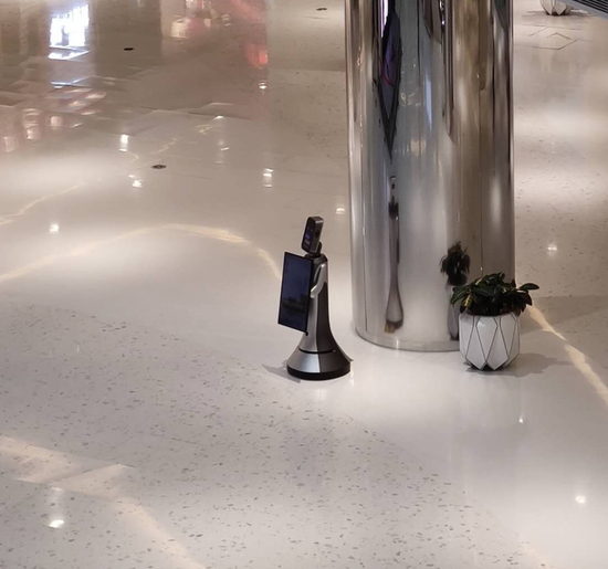 商场里无人问津的猎豹机器人，锌财经摄