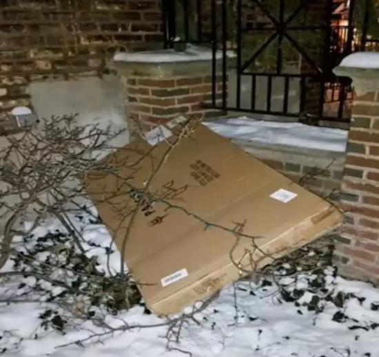 草丛，围墙，垃圾桶，你家里的任何地方，都可以作为快递投射的目标。