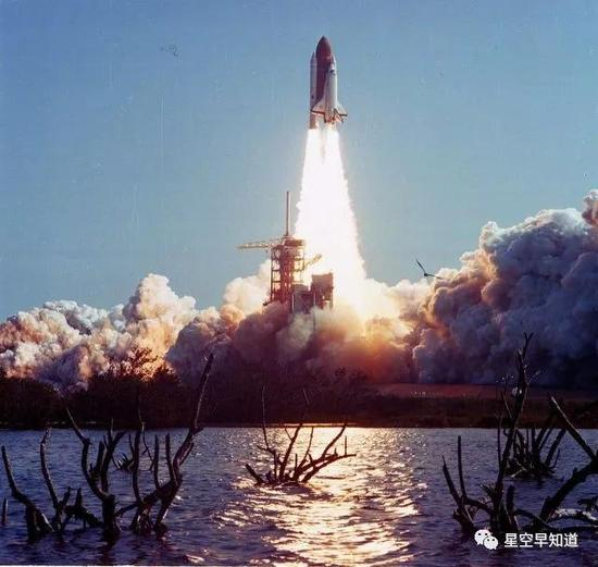 　　1984年4月6日，挑战者号航天飞机发射，执行STS-41C任务，包括两项工作：释放一颗新卫星，修理一颗旧卫星 　　来源：NASA