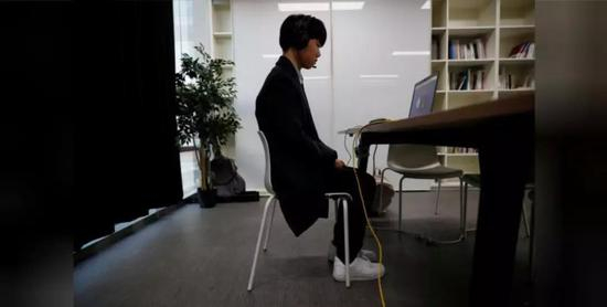 管理学专业的 Kim Seok-wu 正在演习 AI 面试流程。图源：路透社。