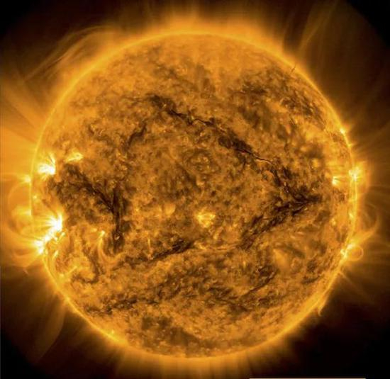 　　太阳——地球生命的能量源泉——最近异常安静。天文学家正在试图理解它为什么这么安静。（图片来源：太阳动力学观测台、美国宇航局）