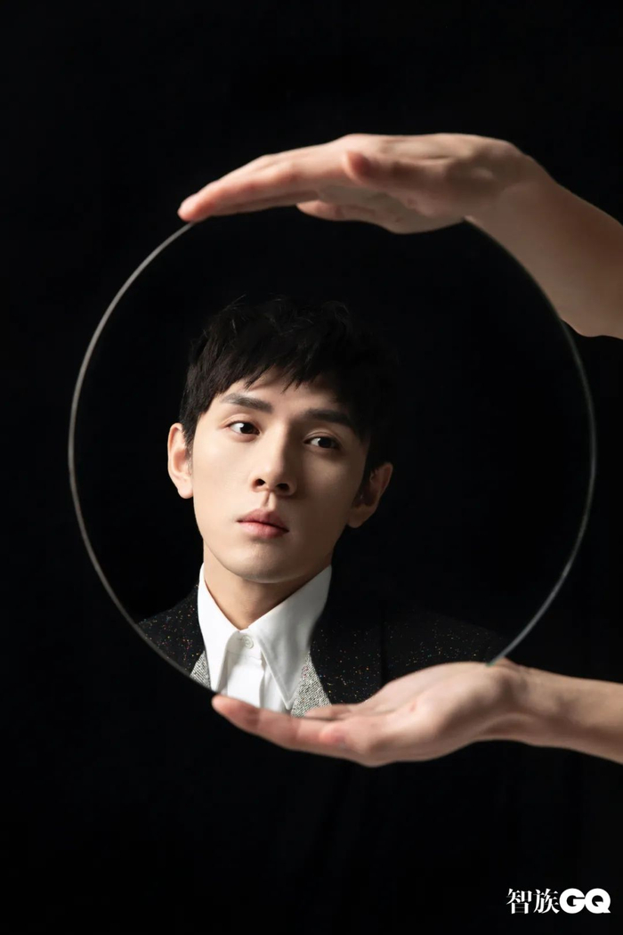 拼色西装外套和白色衬衫均为 Alexander McQueen