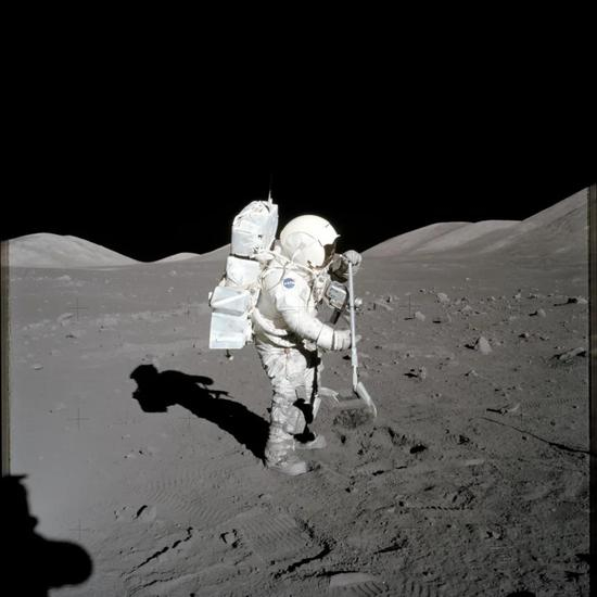 阿波罗计划中收集月壤的宇航员&nbsp;&nbsp;图/NASA